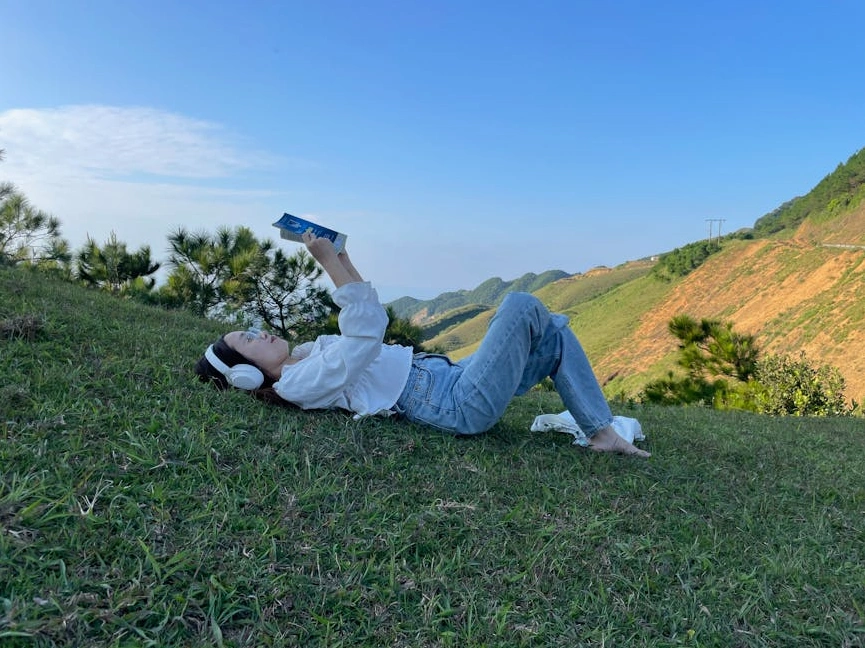 Masanın üzerinde duran bir deftere not alan bir kişi